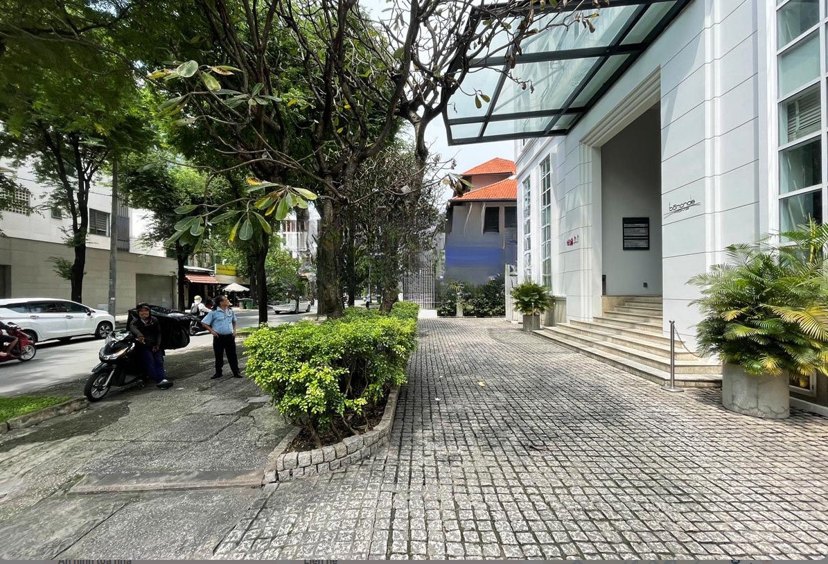 Lối vào lát đá xanh và mái sảnh kính tòa nhà Lafayette De Saigon