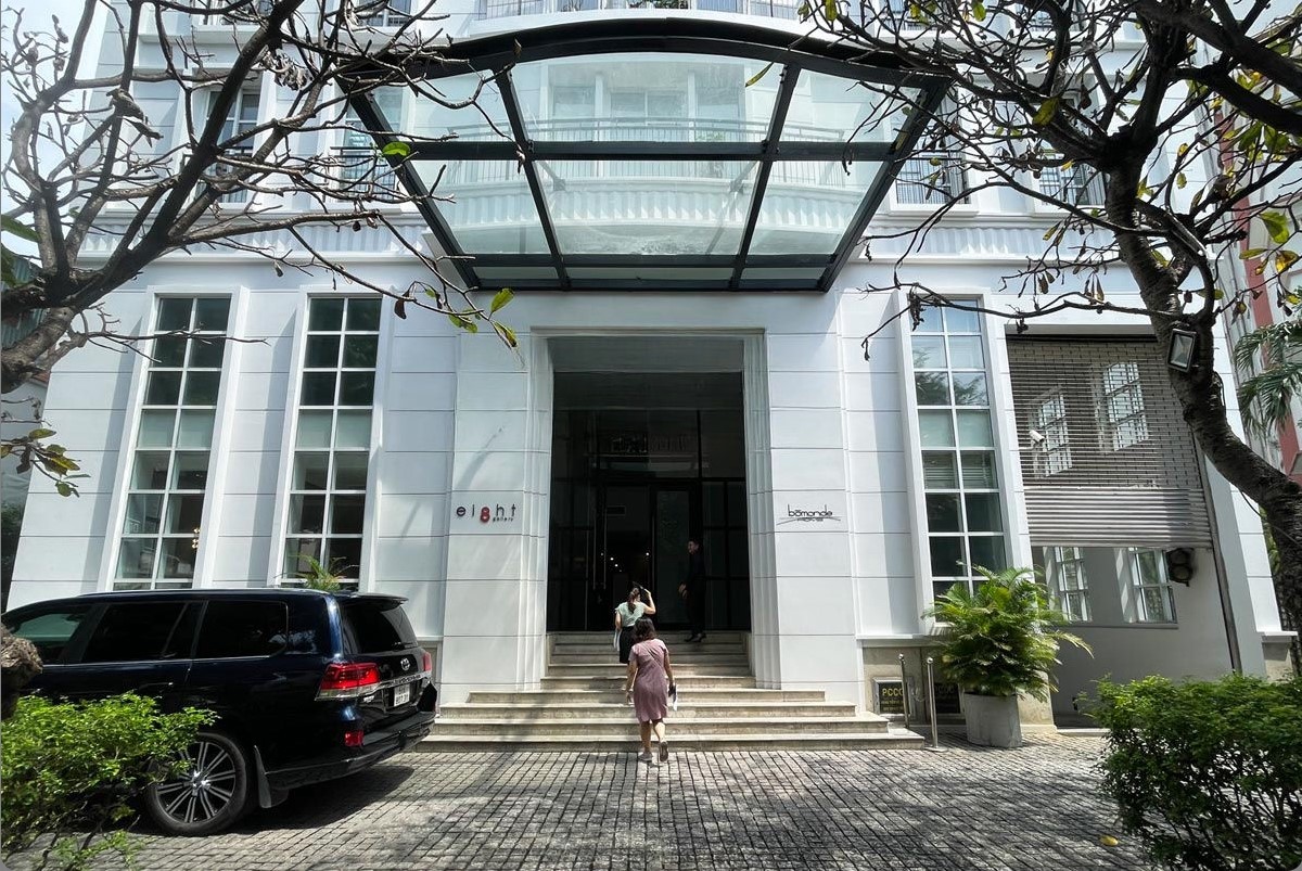 Mái canopy kính cường lực và sảnh vào Eight Gallery