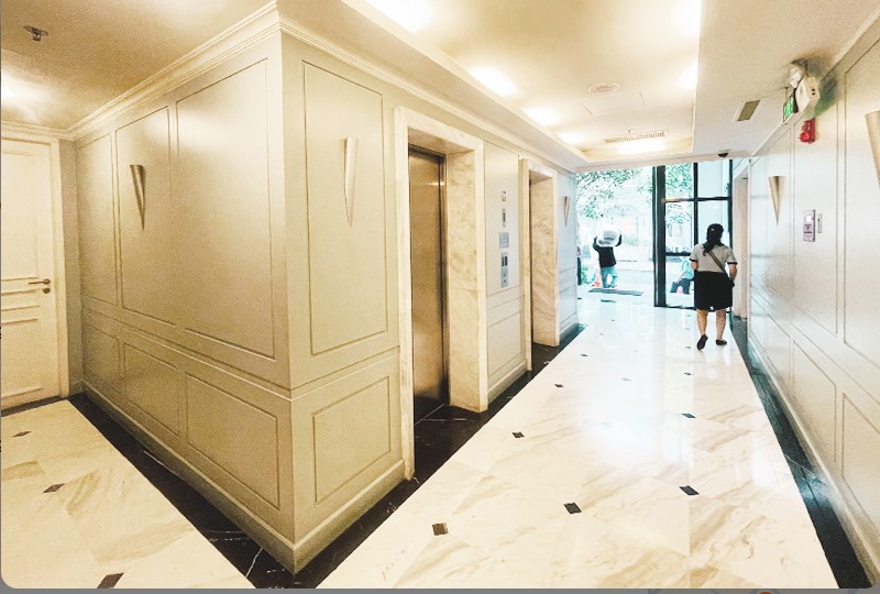 Sảnh thang máy ốp phào chỉ cổ điển Pháp sang trọng