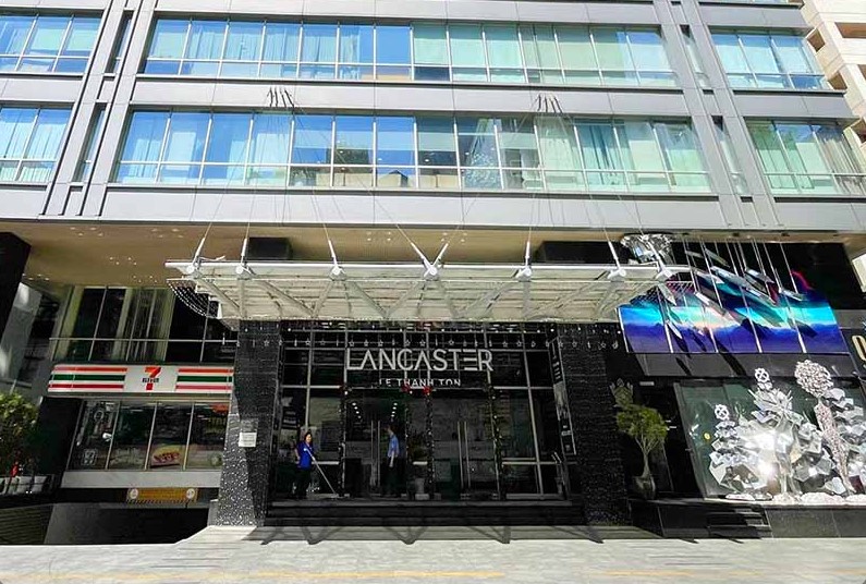 Mặt tiền sảnh chính và mái đón canopy kính tòa nhà The Lancaster Building