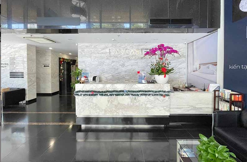 Quầy lễ tân đá cẩm thạch sang trọng tại tòa nhà The Lancaster Building