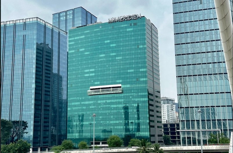 Mặt tiền tòa nhà Le Meridien Tower bên cầu Ba Son