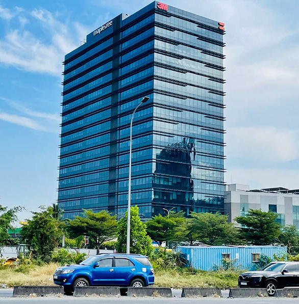 Góc nhìn kiến trúc tổng thể Mapletree Business Centre từ mặt tiền
