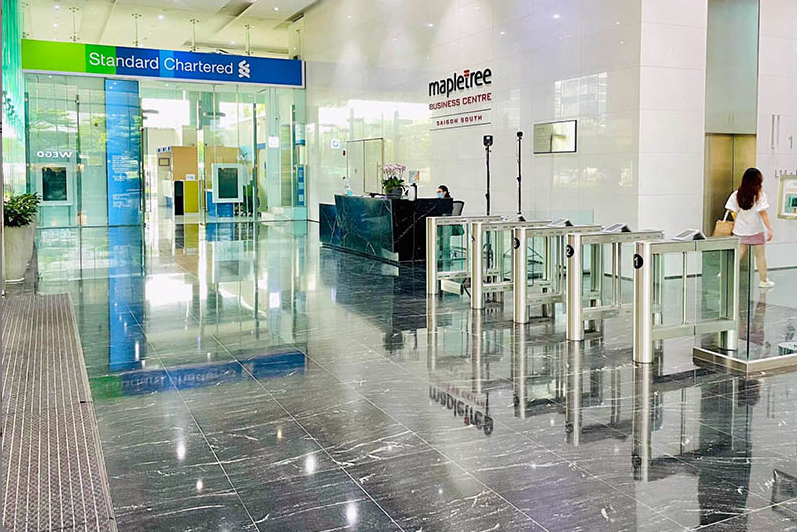 Đại sảnh đón khách tầng trệt và ngân hàng Standard Chartered tòa nhà Mapletree