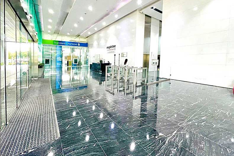 Không gian đại sảnh tầng trệt góc rộng ốp đá cẩm thạch sáng bóng