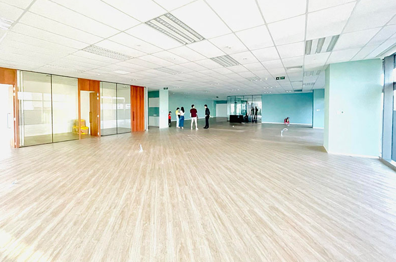 Đoàn khách hàng tham quan khảo sát diện tích thuê tại Mapletree Business Centre