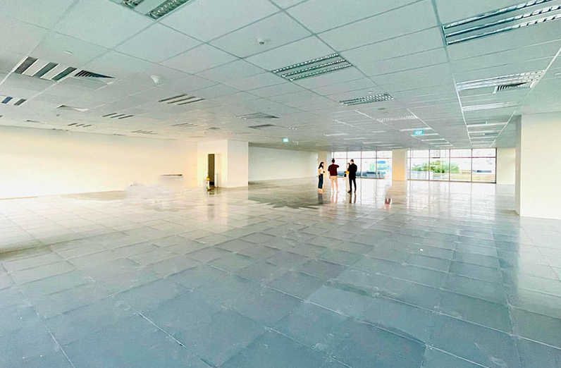Mặt bằng sàn thô 1600m2 trang bị sàn nâng kỹ thuật raised floor chuẩn A