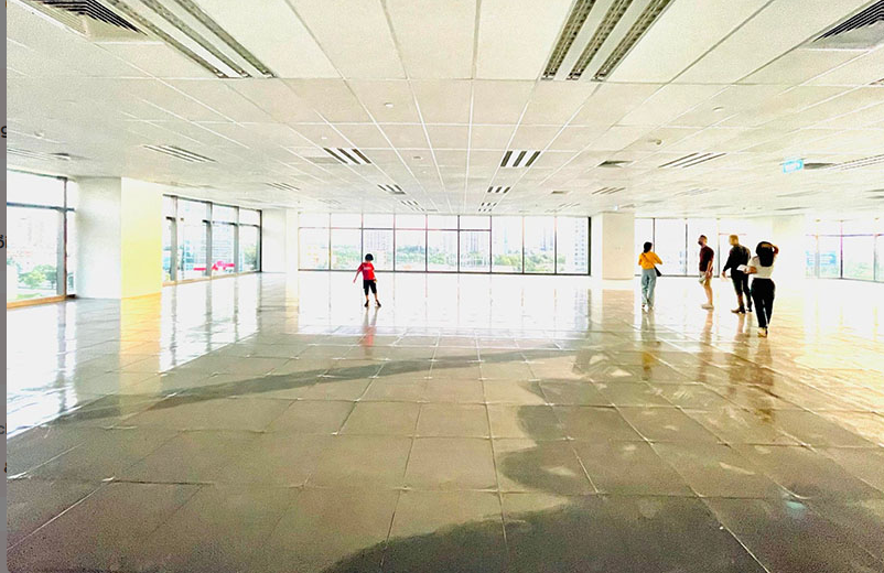 Toàn cảnh không gian văn phòng vuông vức đón ánh sáng tự nhiên chan hòa