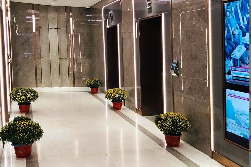 Sảnh thang máy ốp đá cẩm thạch sang trọng