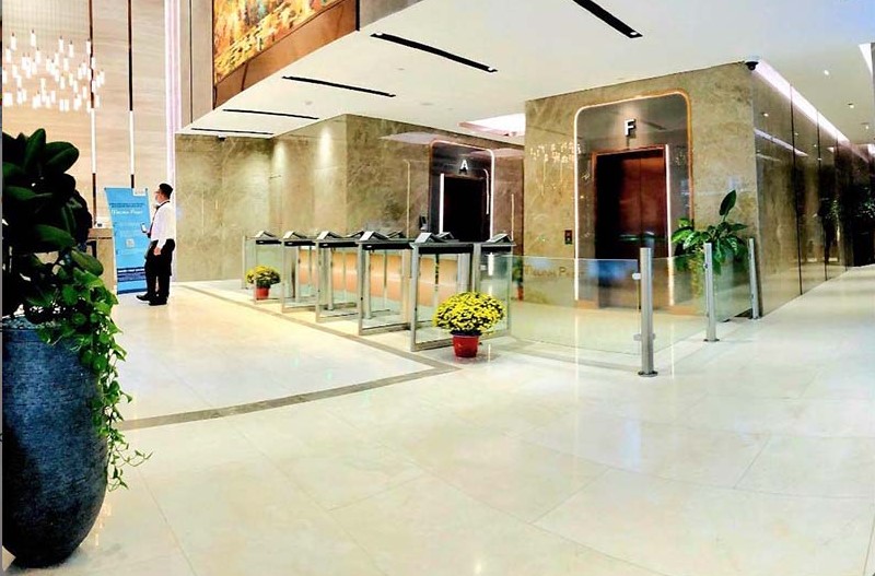 Đại sảnh lễ tân tầng trệt sang trọng với cổng từ an ninh