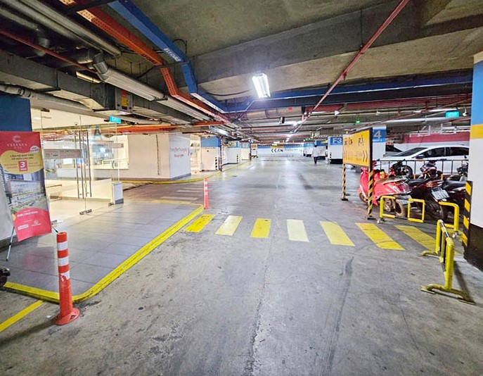 Tầng hầm đỗ xe rộng rãi kết nối sảnh thang máy
