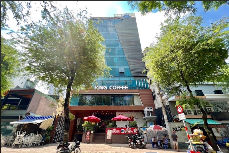 Mặt tiền tòa nhà OSC Building 161 Võ Văn Tần với quán King Coffee tầng trệt