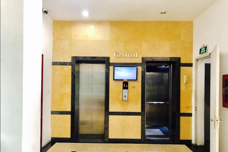 Khu vực sảnh thang máy tầng trệt với 2 thang máy tốc độ cao