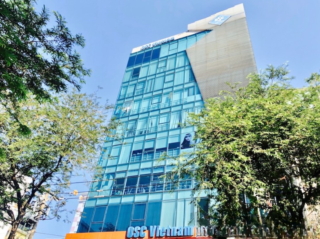 Toàn cảnh góc cao tòa nhà văn phòng OSC Building dưới trời xanh