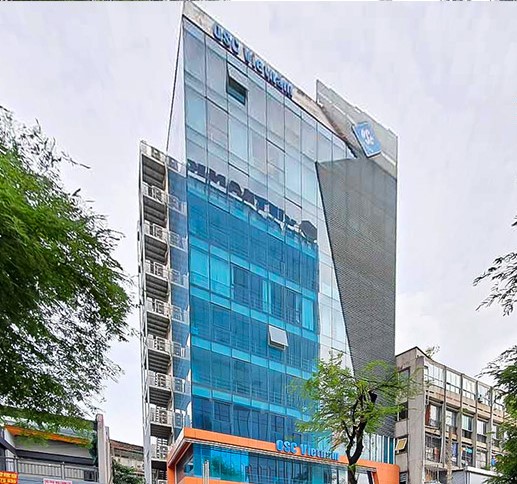 Góc chụp toàn cảnh tòa tháp OSC Building nhìn từ ngã tư