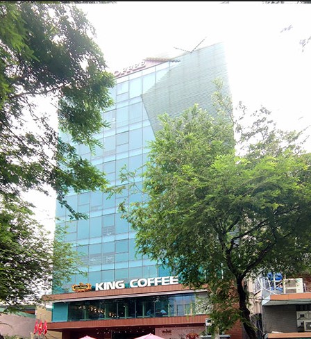 Mặt tiền tòa nhà OSC Building nhìn qua tán cây xanh