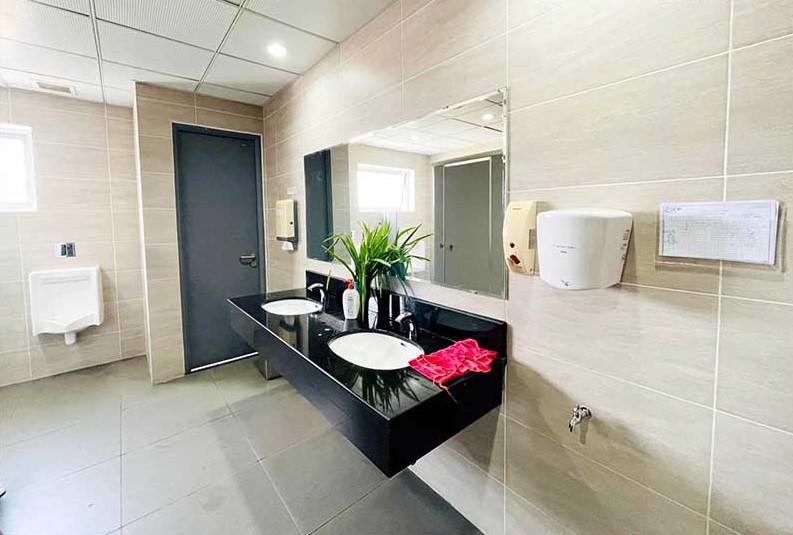 Khu vệ sinh cao cấp ốp đá sang trọng