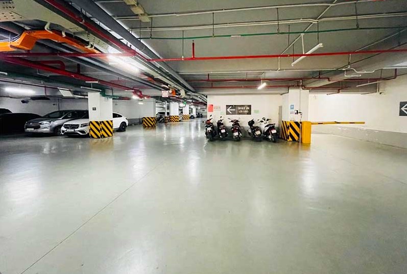 Khu vực đỗ xe tầng hầm hiện đại kiểm soát barrier tự động