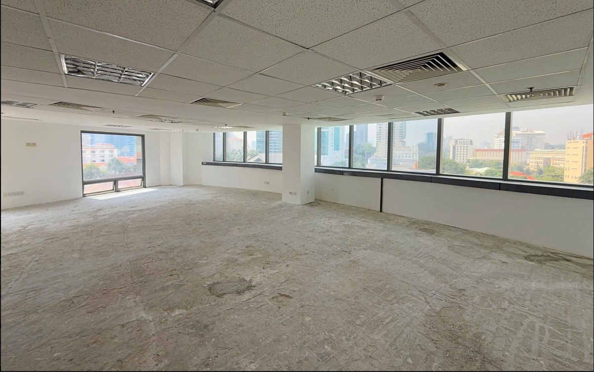 Mặt bằng thô thông suốt 1000m2 sàn với cửa kính góc rộng