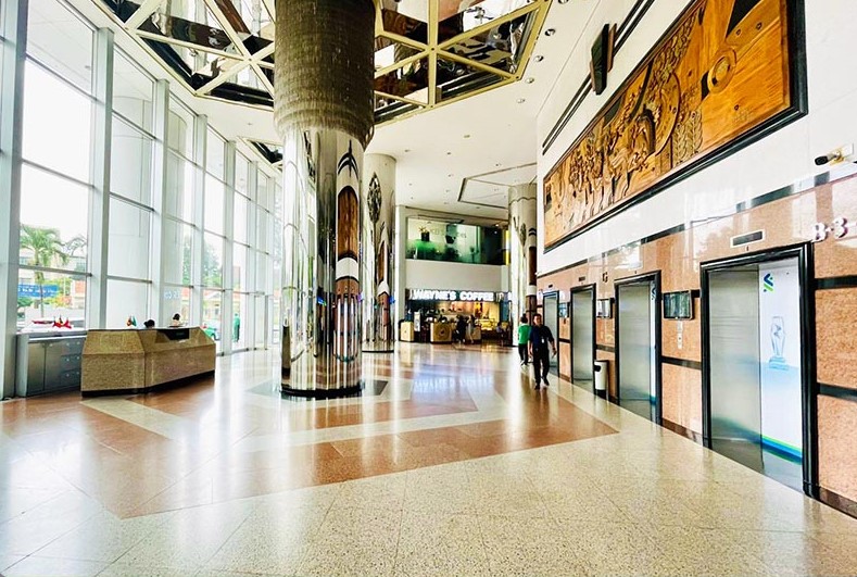 Sảnh đón và khu vực chuyển tiếp thang máy Saigon Trade Center