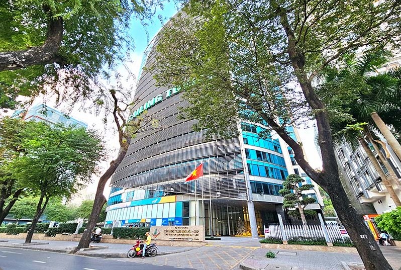 Mặt tiền tòa nhà Sailing Tower trên trục đường Nguyễn Thị Minh Khai rợp bóng cây