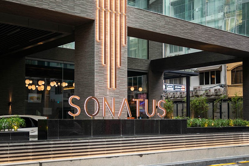 Biểu tượng logo đồng Sonatus nổi bật tại sảnh đón