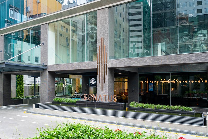 Mặt tiền sảnh đón và khuôn viên cảnh quan tòa nhà Sonatus Building 15 Lê Thánh Tôn Quận 1