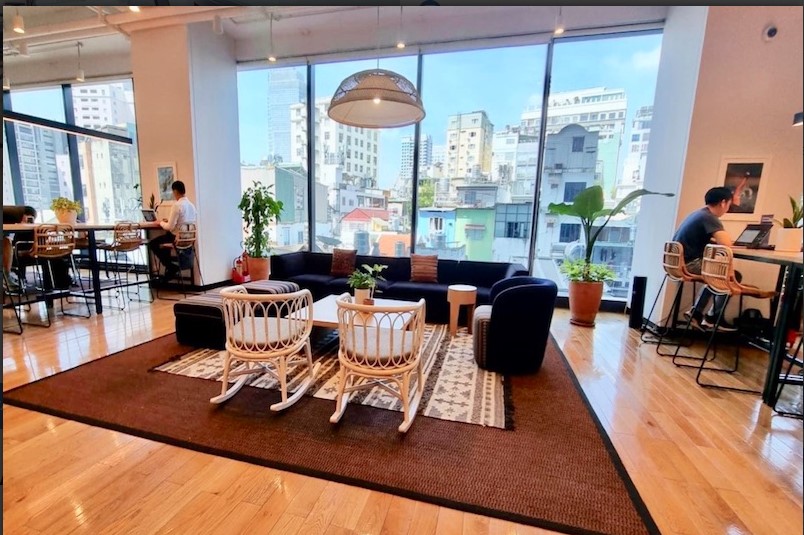 Khu vực ghế bập bênh và sofa thư giãn nhìn ra phố phường