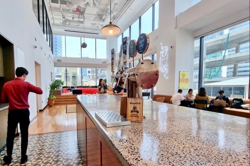 Quầy bar bia thủ công và đồ uống tại khu vực cộng đồng The Sentry