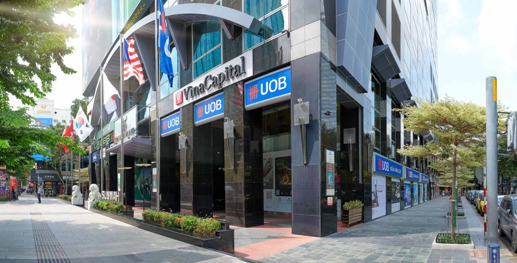 Lối vào mặt tiền tiếp giáp phố đi bộ Nguyễn Huệ với chi nhánh VinaCapital và UOB