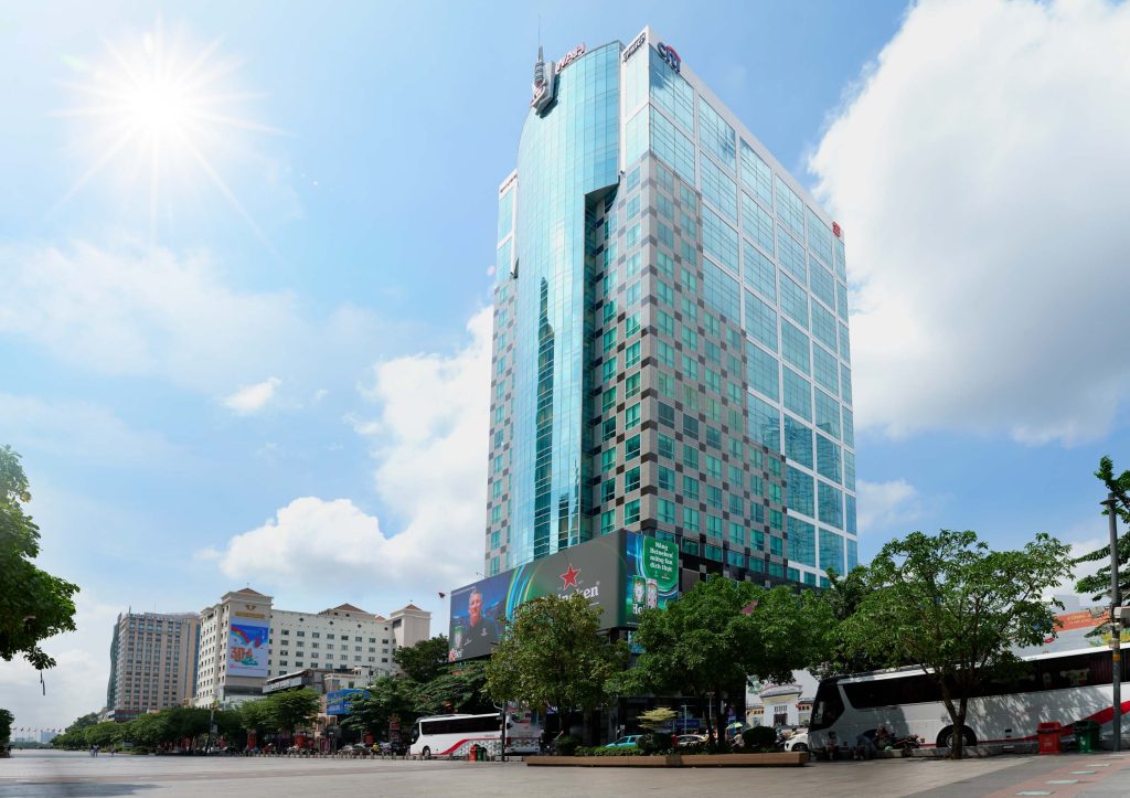 Toàn cảnh tòa nhà Sun Wah Tower trên phố đi bộ Nguyễn Huệ Quận 1