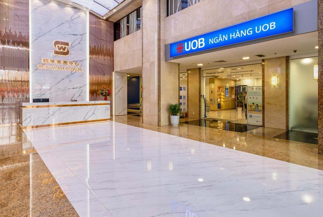 Đại sảnh lễ tân ốp đá cẩm thạch trắng và chi nhánh ngân hàng UOB tại Sun Wah Tower