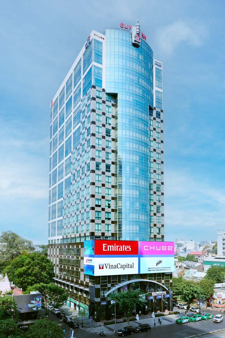Toàn cảnh tòa tháp Sun Wah Tower 22 tầng nổi bật với màn hình LED và đỉnh tháp biểu tượng