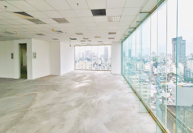 Lối Tiếp Cận Sảnh Chính & Bảng Tên Tòa Nhà