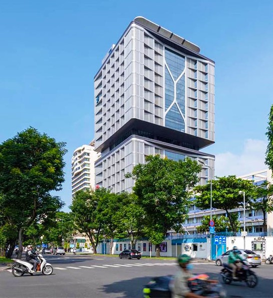 Toàn cảnh mặt tiền kiến trúc giật cấp của tòa nhà Techcombank Saigon Tower 23 Lê Duẩn ban ngày