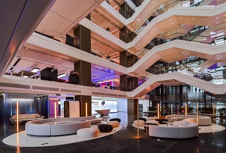 Giếng trời Atrium đa tầng với cầu thang xoắn nghệ thuật và sảnh văn phòng Masan Group