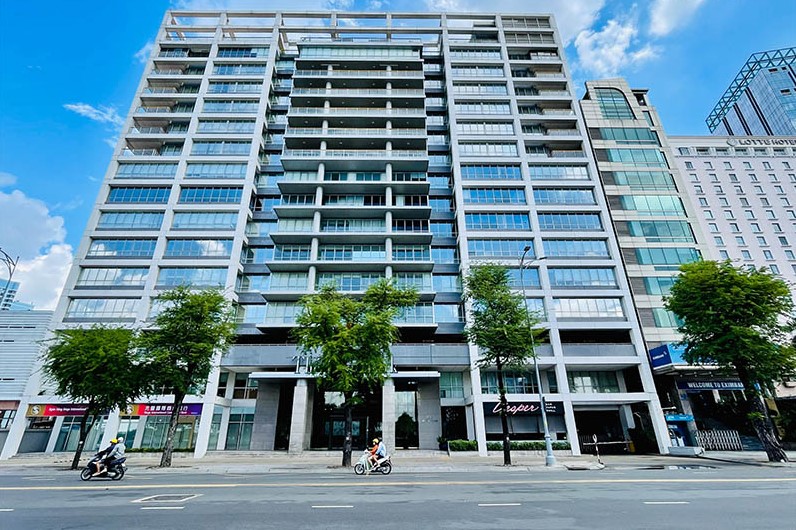 Mặt chính diện tòa nhà văn phòng The Landmark 5B Tôn Đức Thắng với hàng cây xanh rợp bóng