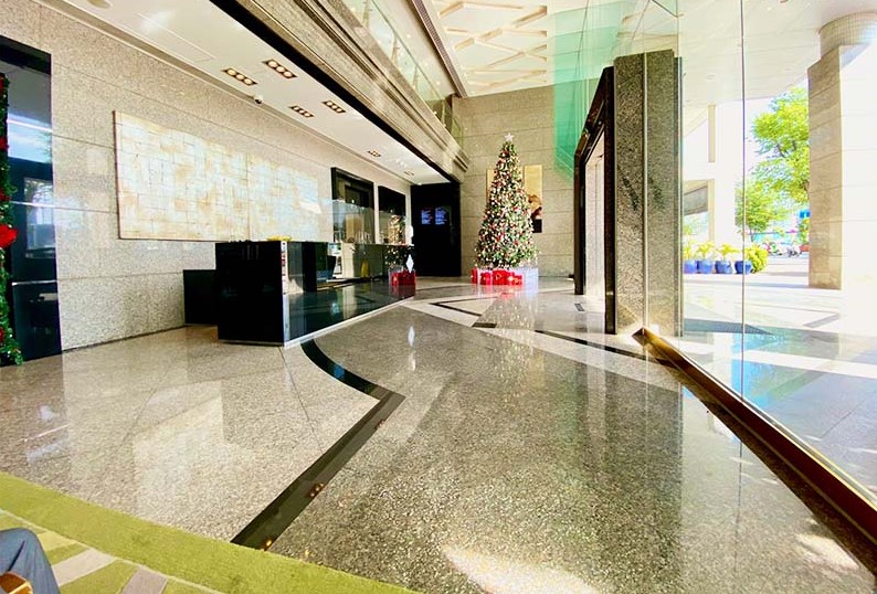 Sảnh đón tiếp tân sang trọng ốp đá granite tự nhiên tại The Landmark