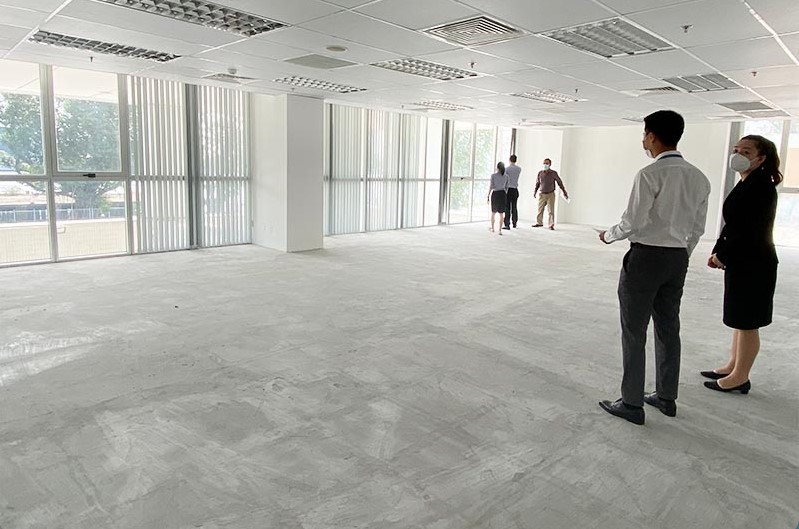 Khách thuê khảo sát thực tế mặt bằng văn phòng với vách kính lớn
