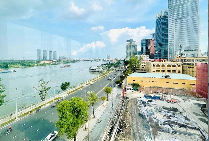 Toàn cảnh sông Sài Gòn bến Bạch Đằng Vietcombank Tower và Bitexco nhìn từ tòa nhà The Landmark