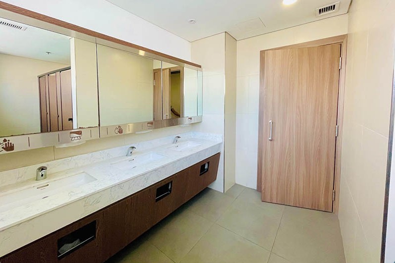 Khu vệ sinh cao cấp với bàn đá marble và vòi nước cảm ứng