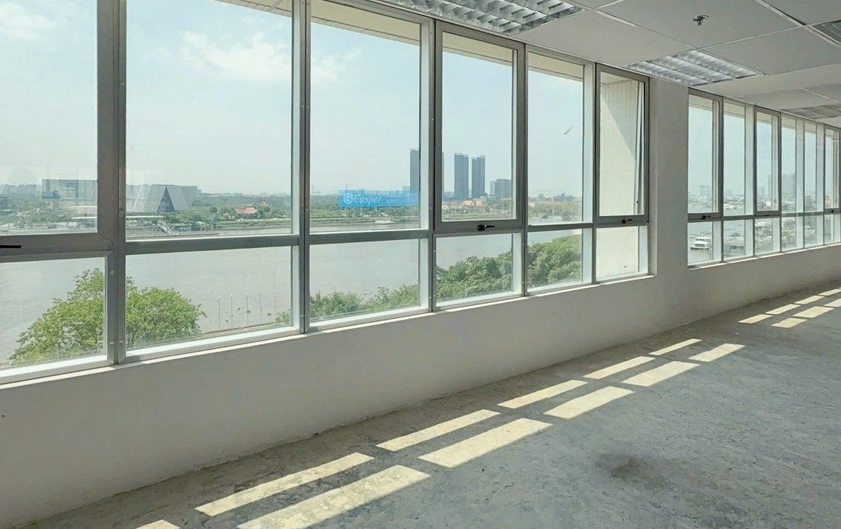 Dải cửa kính văn phòng đón trọn ánh sáng tự nhiên nhìn ra sông Sài Gòn
