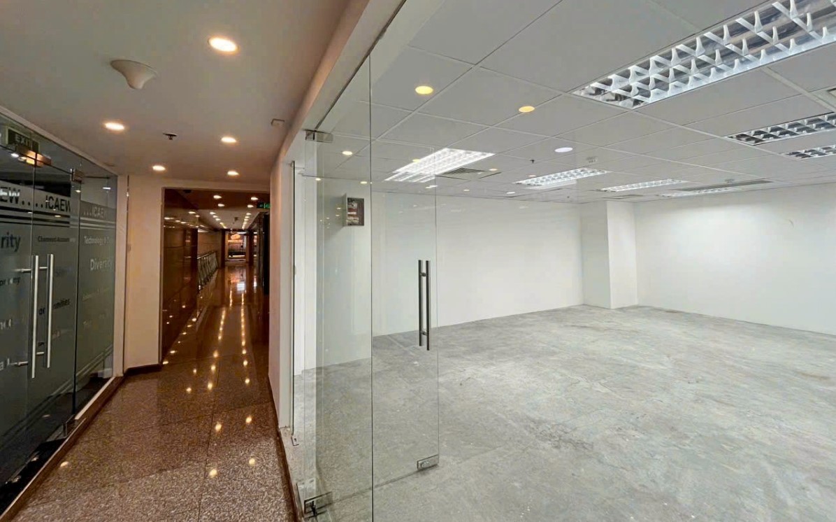 Hành lang chung ốp đá cao cấp và cửa kính văn phòng trong suốt