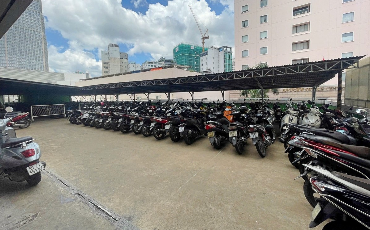 Khu vực bãi đỗ xe máy có mái che quy mô rộng rãi của The Landmark
