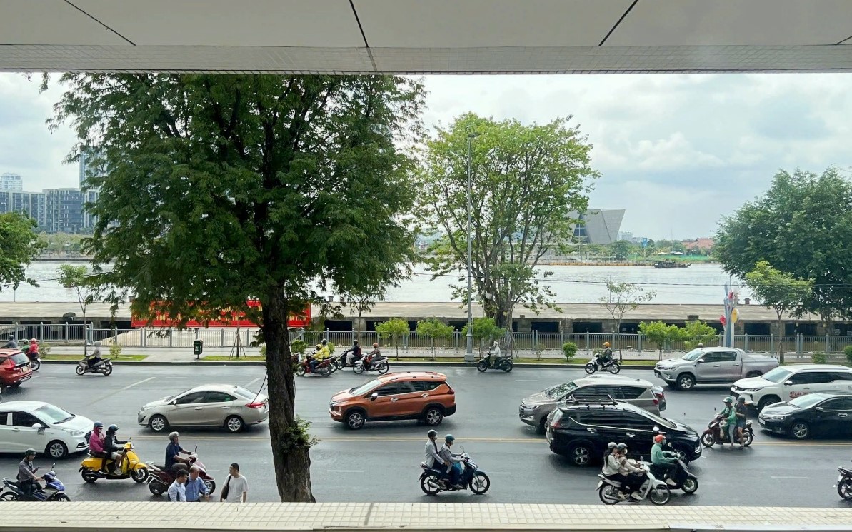 Tầm nhìn từ ban công tầng thấp nhìn qua công viên bờ sông Sài Gòn