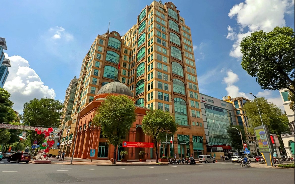 Toàn cảnh tòa nhà The Metropolitan 235 Đồng Khởi với kiến trúc mái vòm châu Âu cổ điển