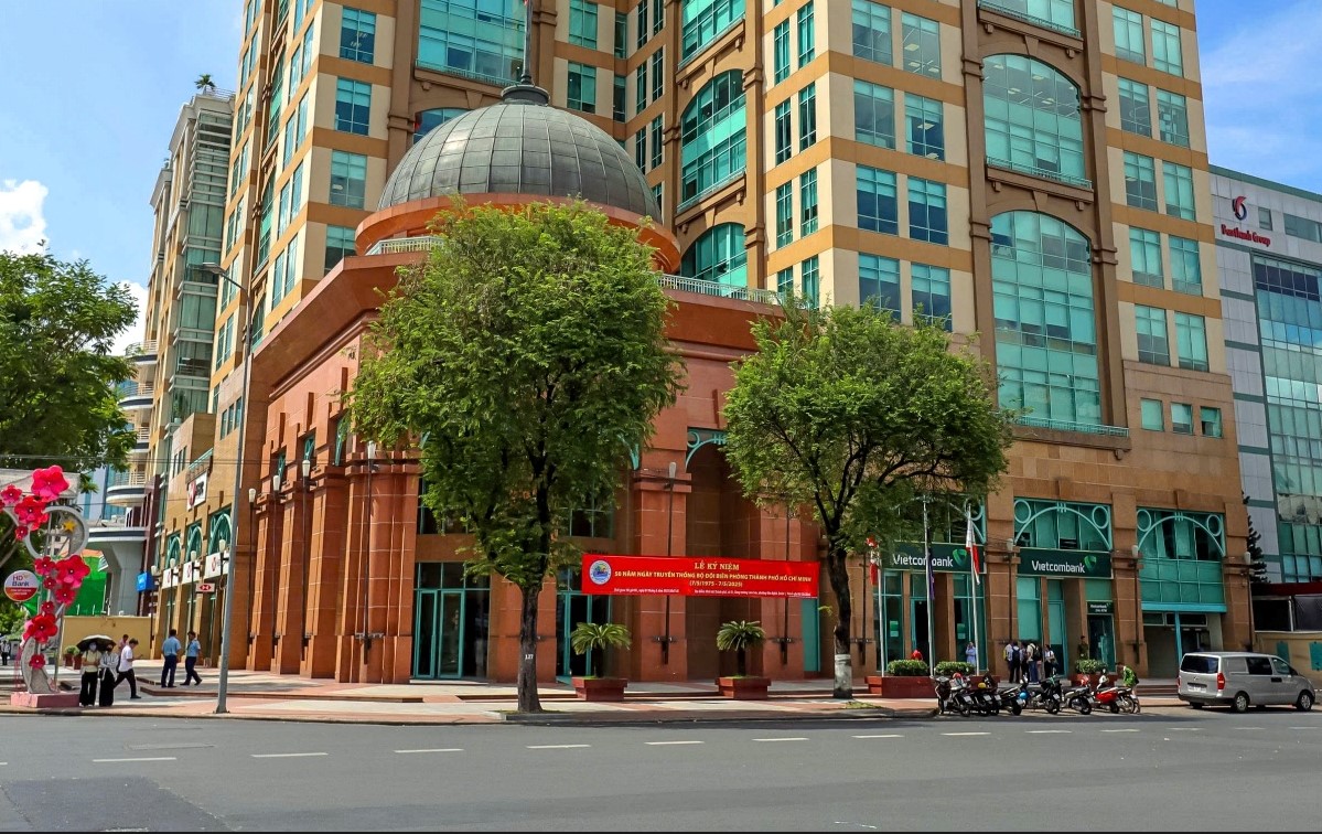 Mái vòm kiến trúc Neo-Gothic đặc trưng và khối đế đá granite của tòa nhà The Metropolitan