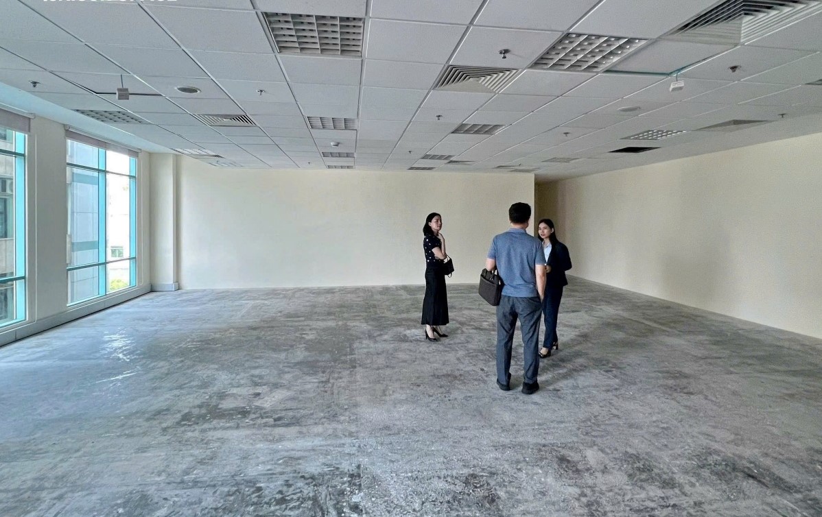Sảnh thang máy ốp đá granite tự nhiên và hệ thống hiển thị tầng thông minh