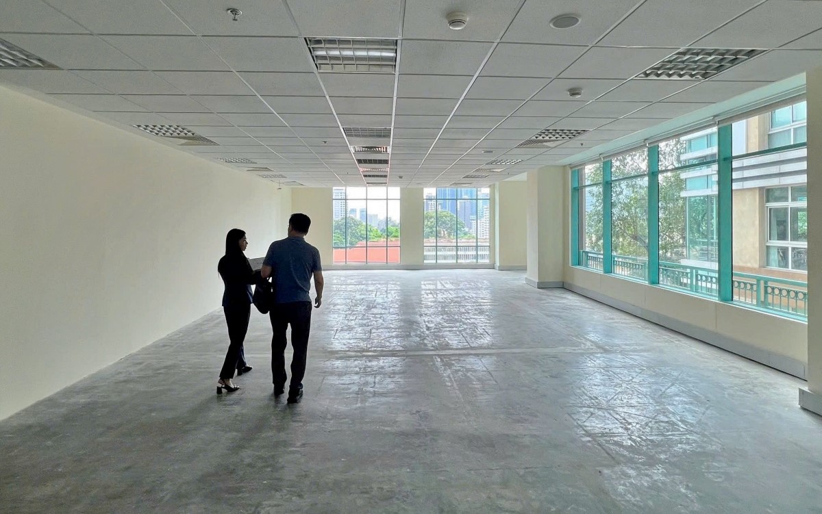 Chuyên viên tư vấn hướng dẫn khách hàng khảo sát mặt bằng sàn tại The Metropolitan