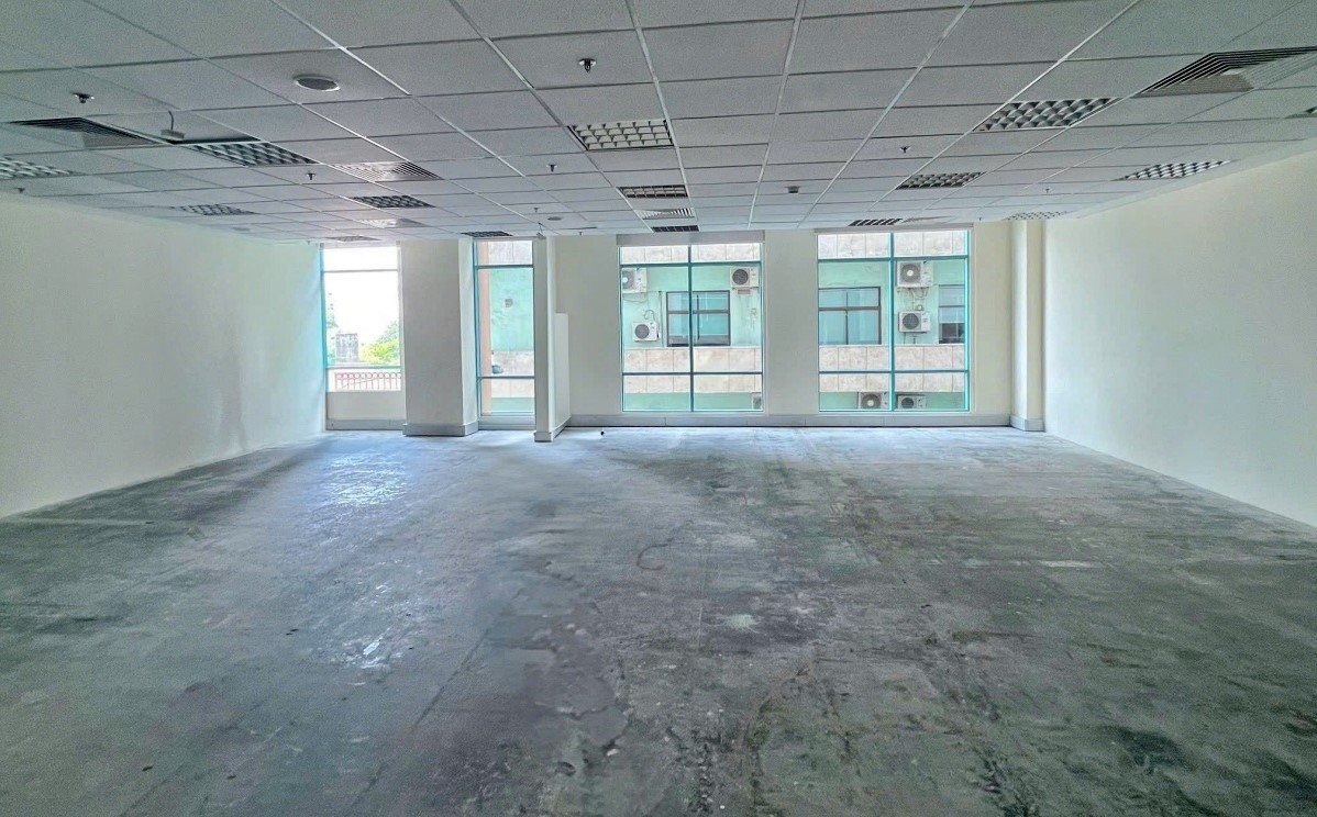 Mặt bằng văn phòng mở vuông vức với dải cửa kính lớn lấy trọn ánh sáng tự nhiên